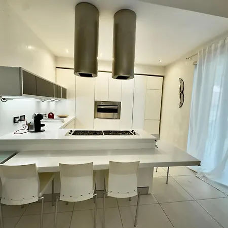 Centro E Mare - 2 Camere, Terrazza E Jacuzzi Διαμέρισμα *